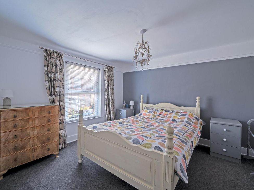 A bedroom with a bed and dresser at 3 Bed House - Sleeps 5 - Garden - Pets - Parking