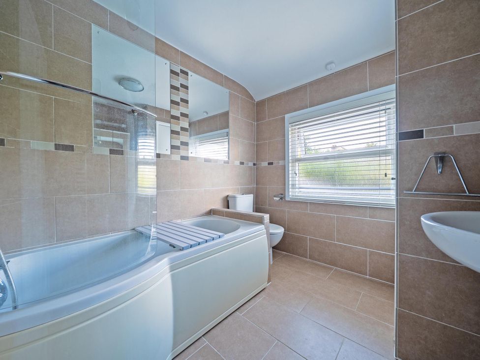 A bathroom featuring a bathtub, toilet, and sink at 3 Bed House - Sleeps 5 - Garden - Pets - Parking