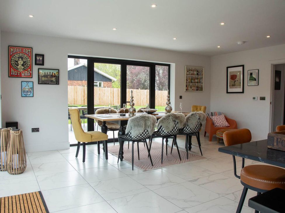 A dining room with a table and chairs at House Sleeps 10 with Enclosed Garden