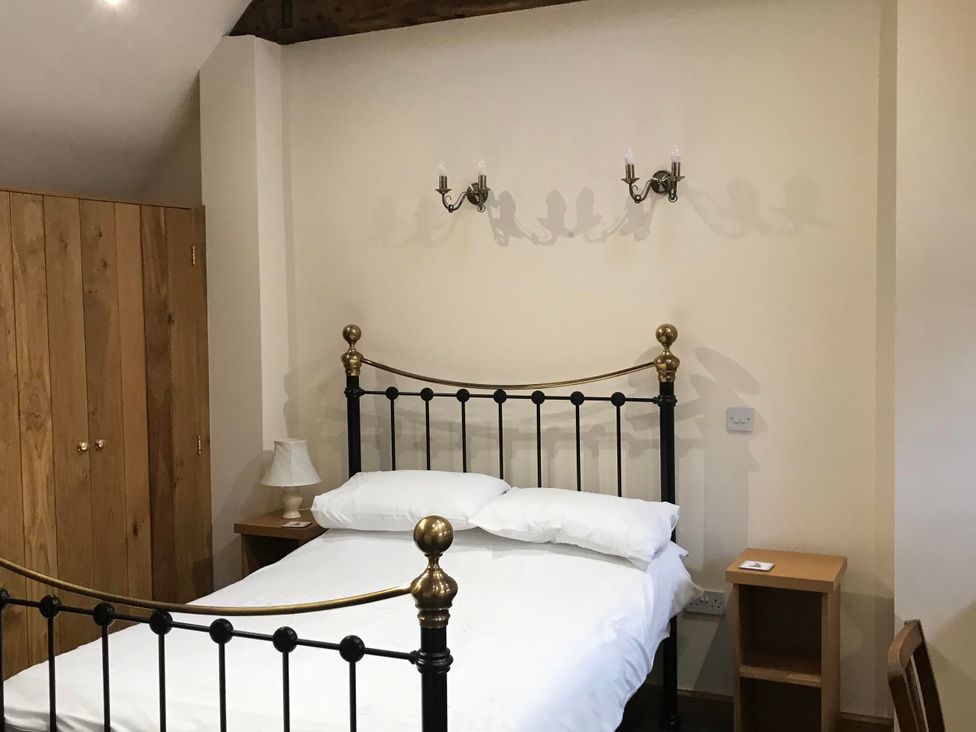 A bedroom with a bed and wardrobe at the property in 