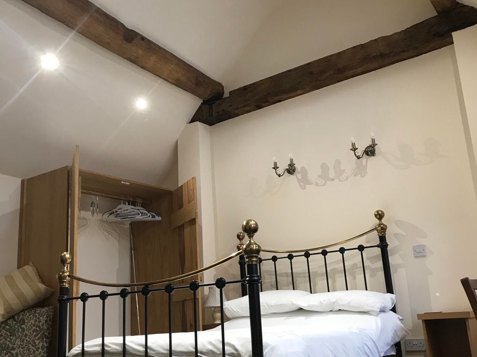 A bedroom with a bed and wardrobe at the property