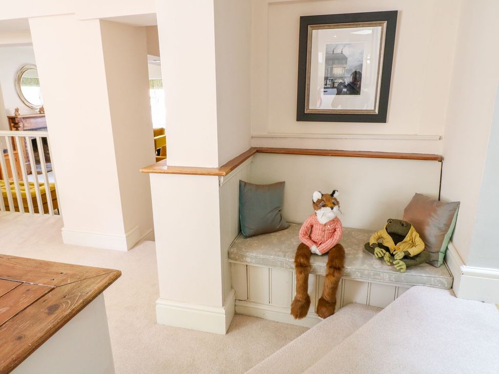 A sitting room with toys on a bench at Lion House in Ashbourne