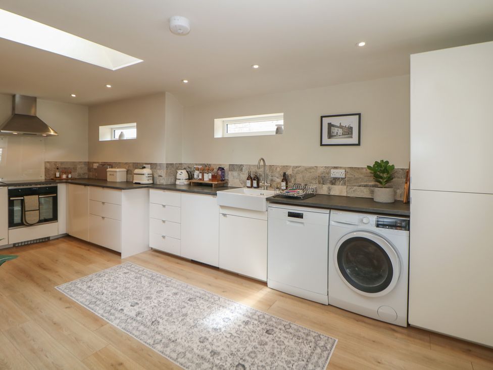 A kitchen with appliances and cabinetry at Lion House in Ashbourne