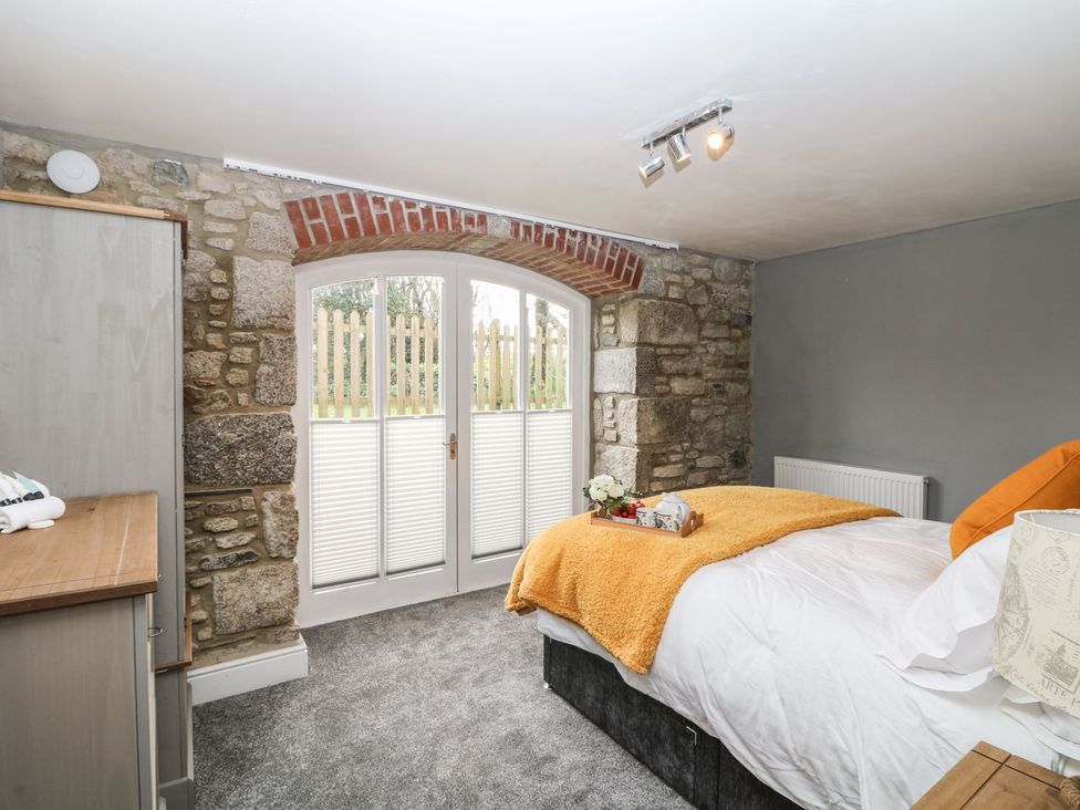 A bedroom with a bed and window at Dexter in Treverva near Constantine