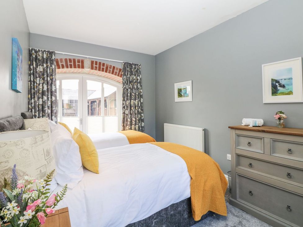 A bedroom with two beds and a dressing table at Dexter in Treverva near Constantine