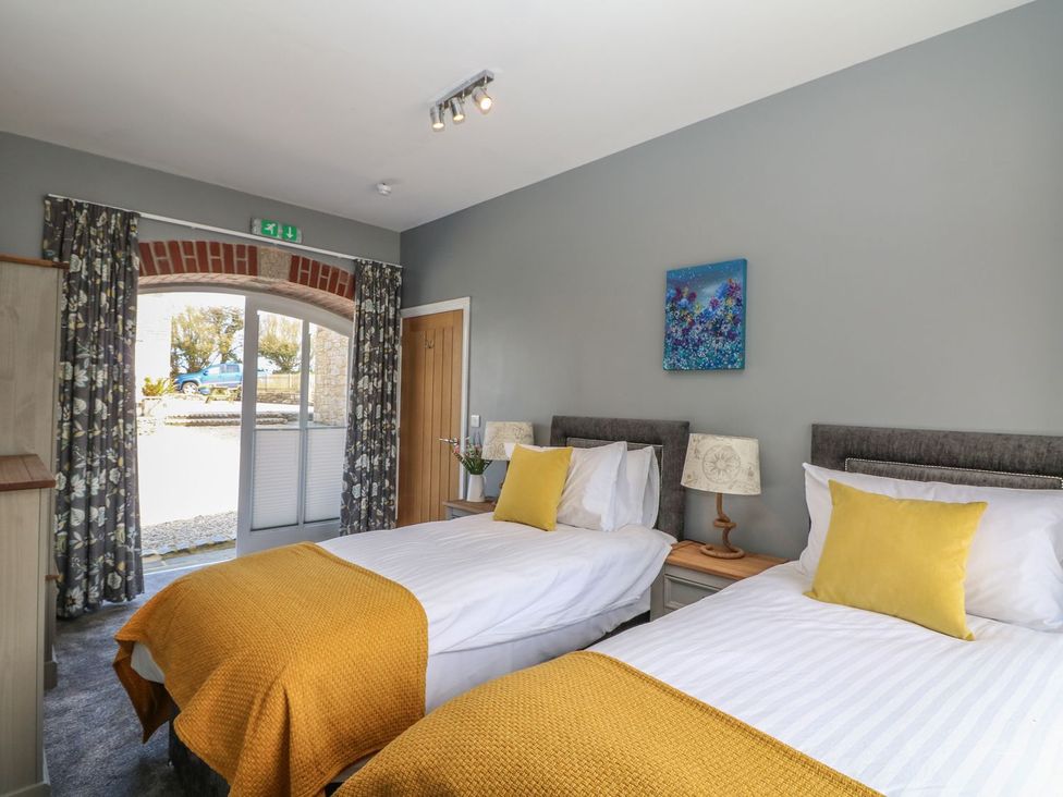 A bedroom with two single beds and a table at Dexter in Treverva near Constantine