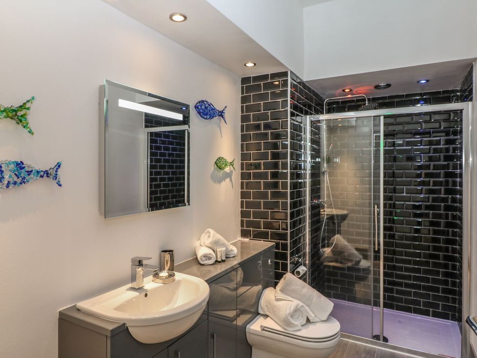 A bathroom with a sink and shower at Dexter in Treverva near Constantine