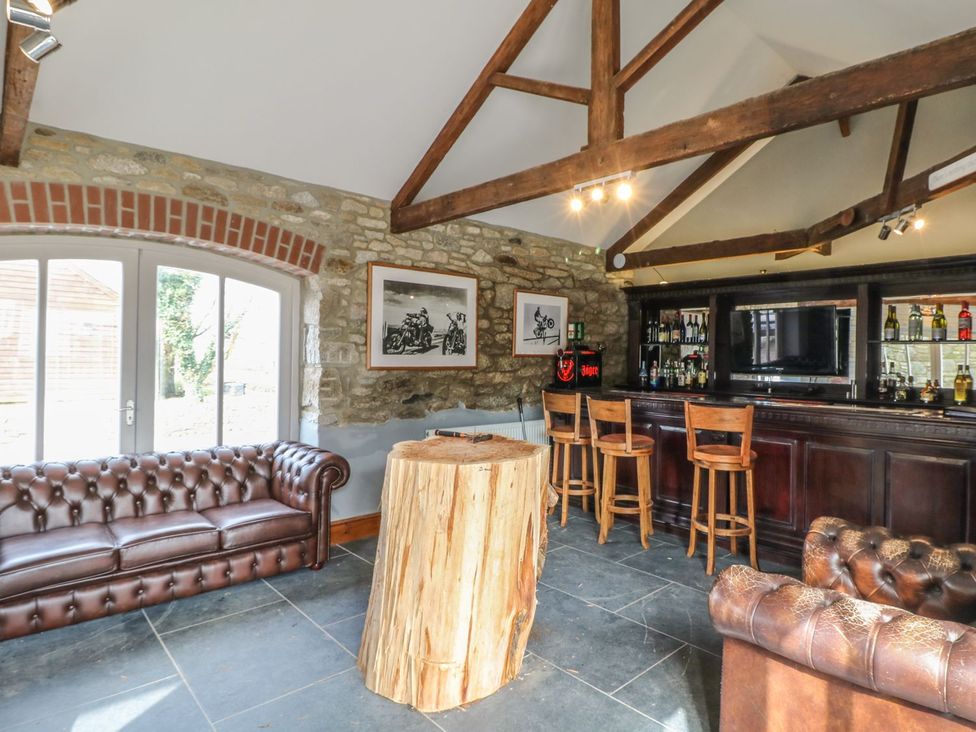 A snug with a bar and seating area at Dexter near Treverva