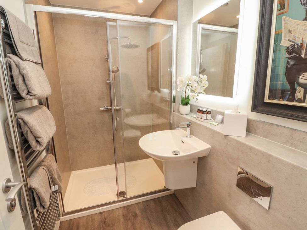 A bathroom with a shower, sink, and toilet at Hidden Gem