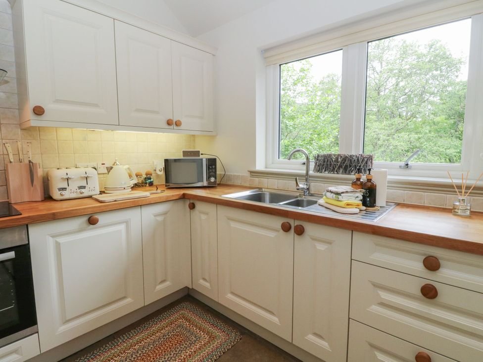 A kitchen with sink and appliances at Garth Cottage in Killin