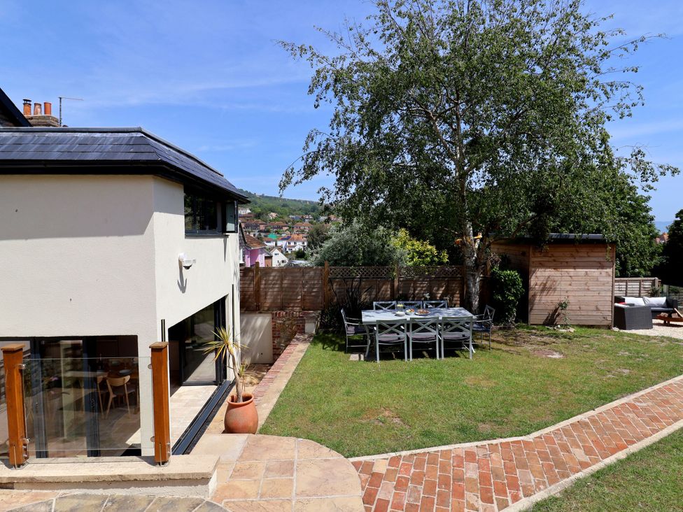 A garden with a table and chairs at Mayflower Cottage in Lyme Regis
