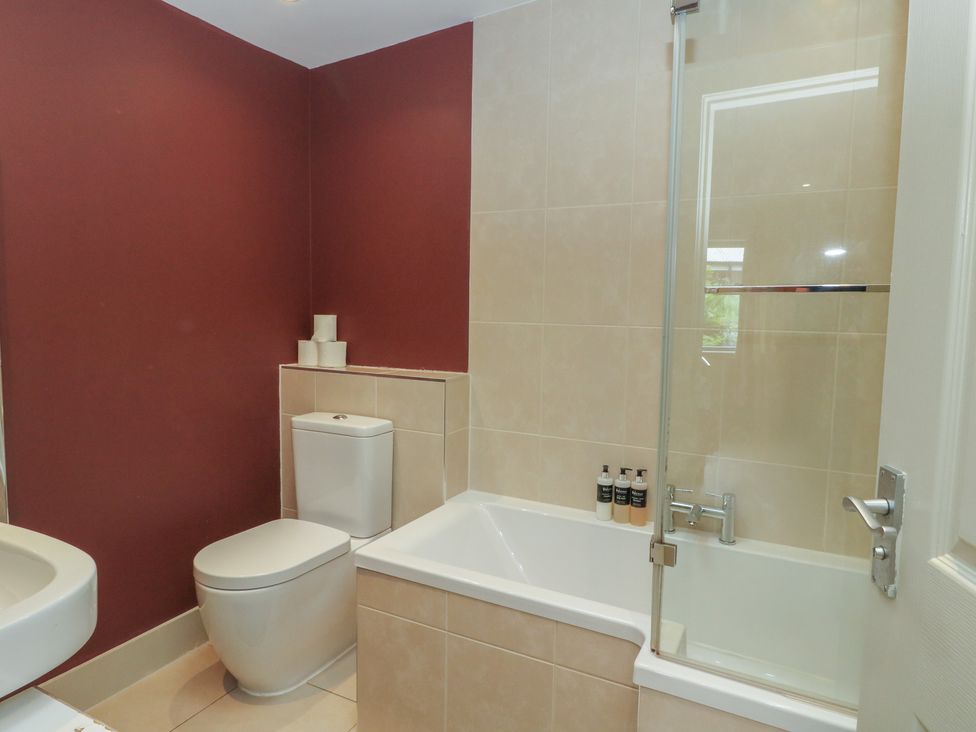 A bathroom with a bathtub, toilet and sink at Otter’s Holt in Killin