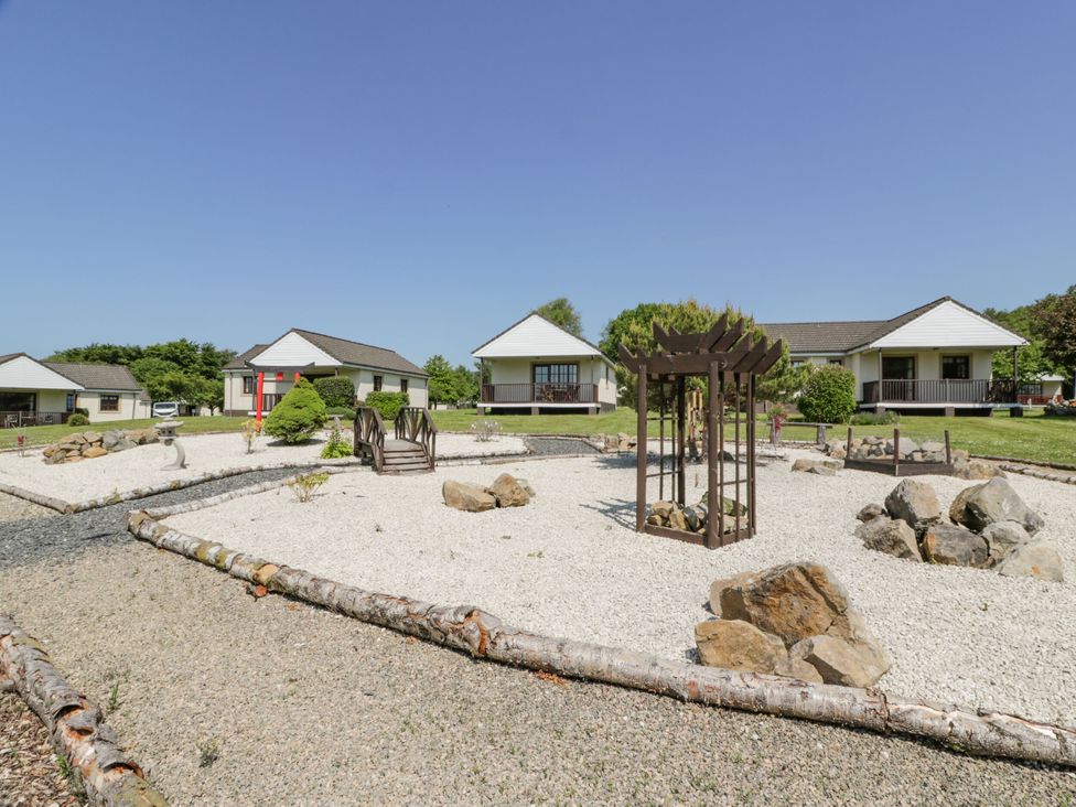 An outdoor area with houses and landscaping at 7 Brunston Avenue