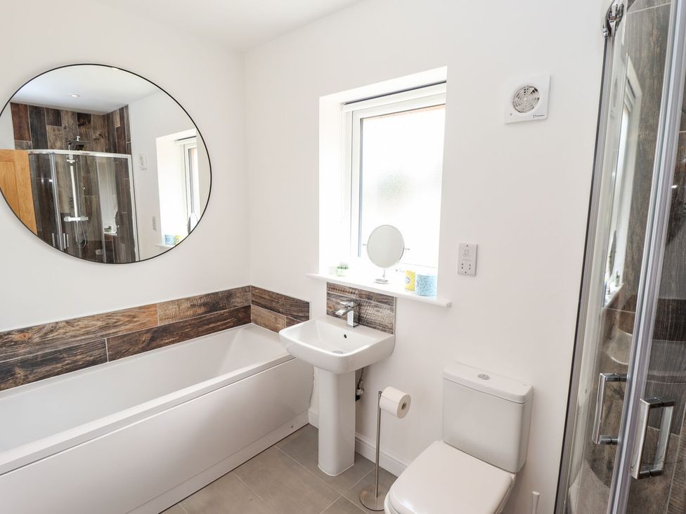 A bathroom with a bathtub, sink, and toilet at The Lilac Owl in Lincoln
