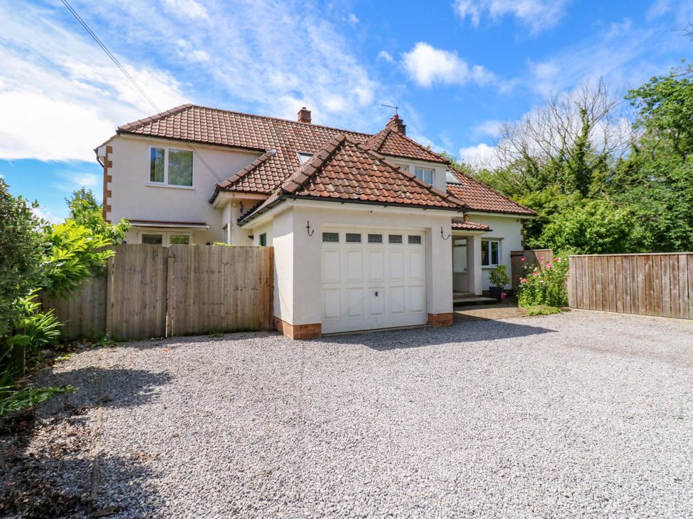 A house with a garage and gravel driveway at 331 Coniscliffe Road Darlington