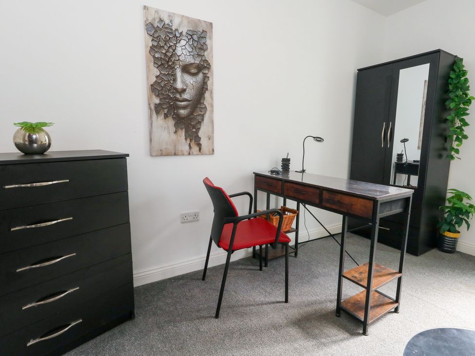 An office with a desk and chair at Ocean Breeze in Weymouth