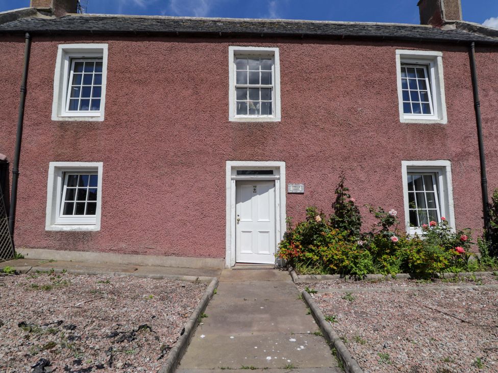 A house with windows and a garden at 6 Hill Street 