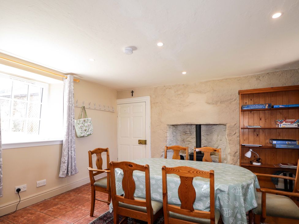 A dining room with a table and chairs at 6 Hill Street