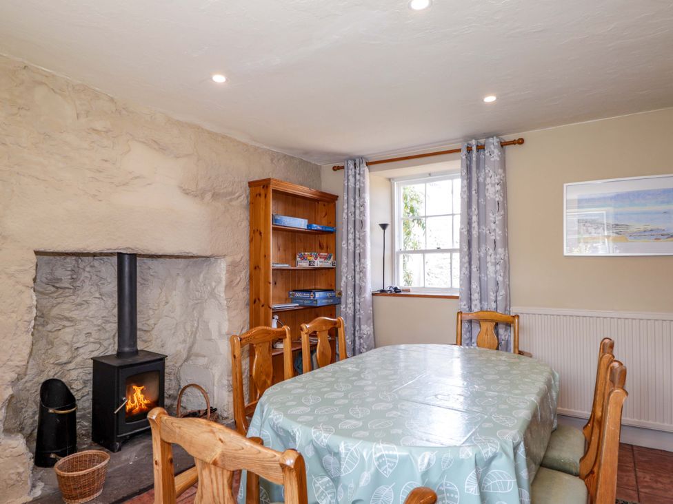 A dining room with a table and chairs at 6 Hill Street