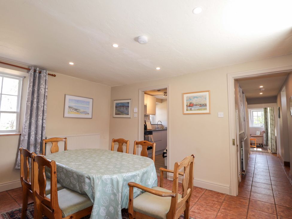 A dining room with a table and chairs at 6 Hill Street