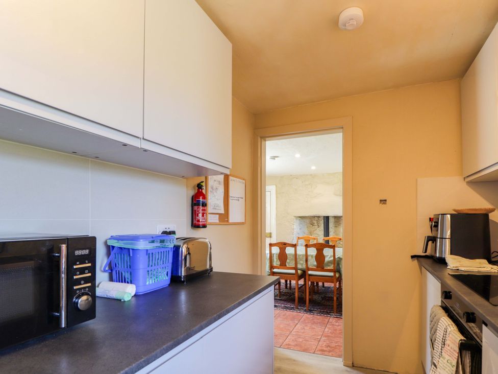 A kitchen with a microwave and a toaster at 6 Hill Street