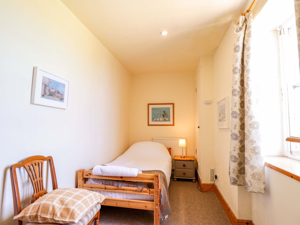 A bedroom with a single bed and artwork at 6 Hill Street 