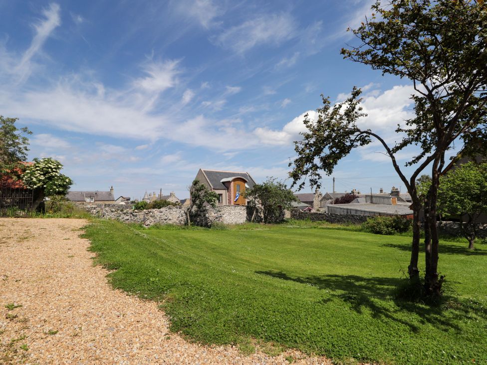 An outdoor view with a house and trees at 6 Hill Street