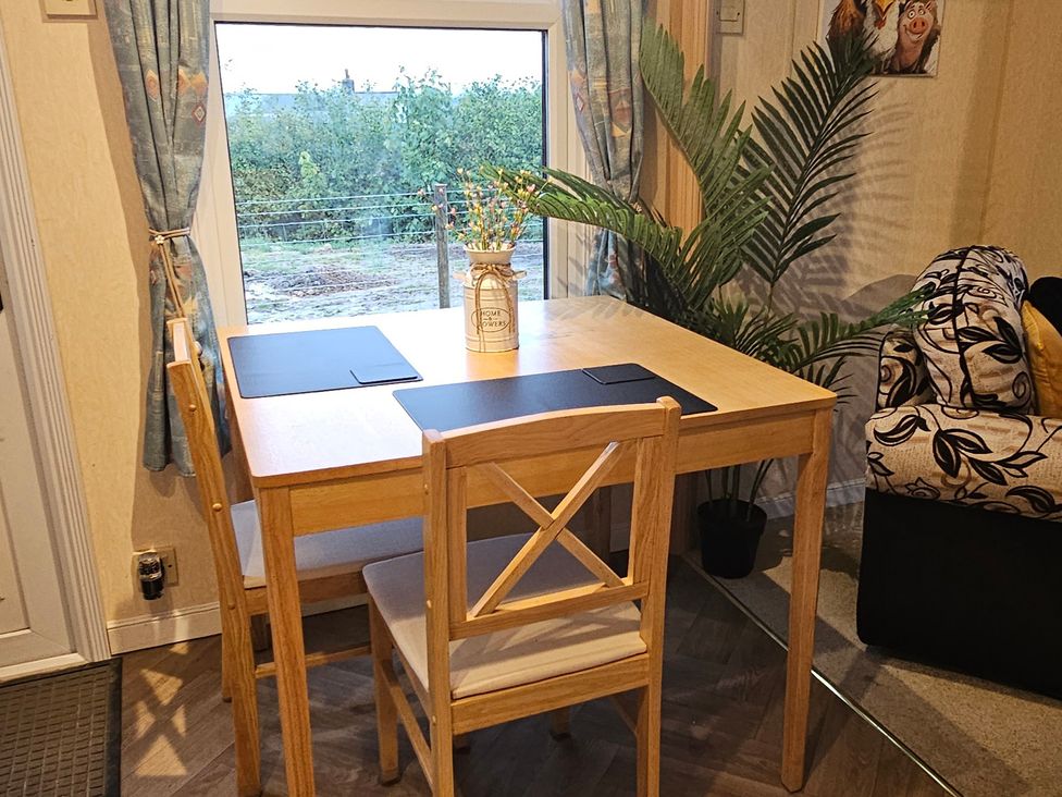 A dining area with a table and chairs at Balwen in Nercwys near Mold