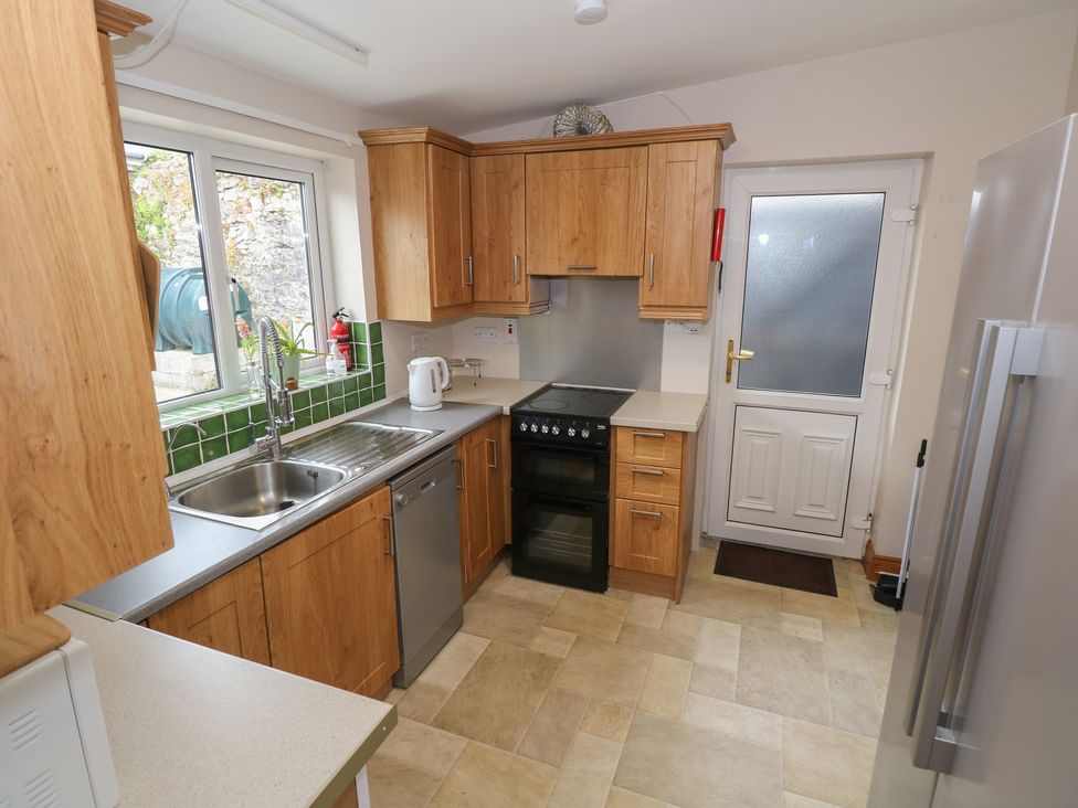 A kitchen with cabinets and appliances at Ti Maolla in Hollymount
