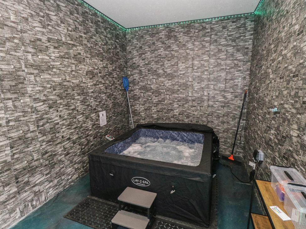 A hot tub in a spa room at Ti Maolla in Hollymount
