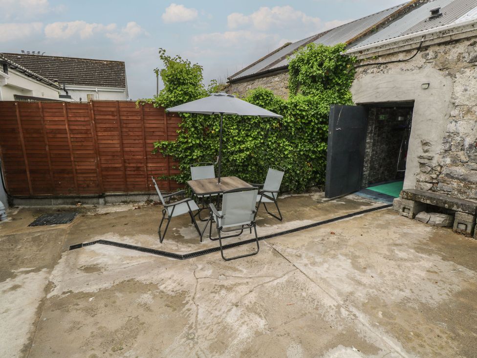 An outdoor area with a table and chairs at Ti Maolla in Hollymount