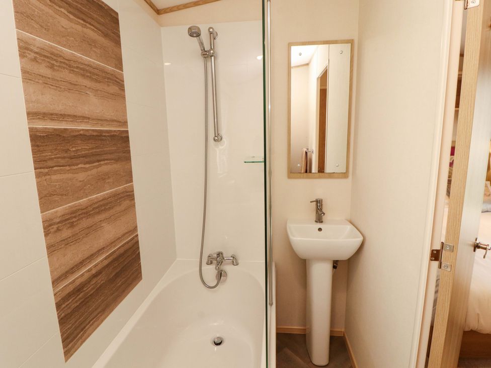 A bathroom with a bathtub and sink at Caravan