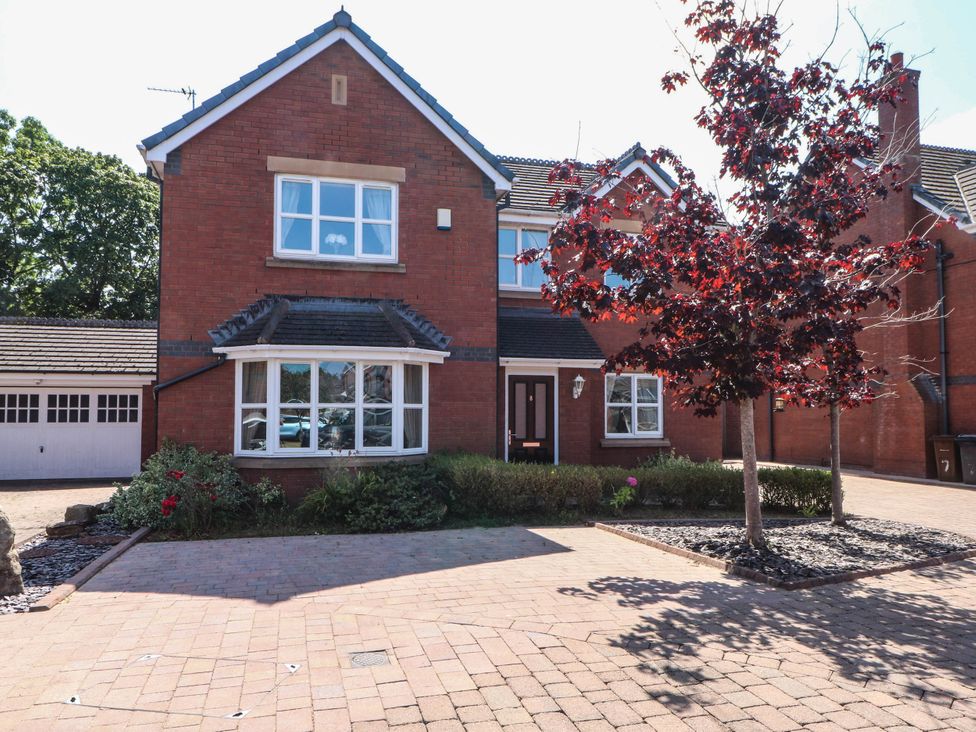 A house with a driveway and tree at The Ferns in Kirkham