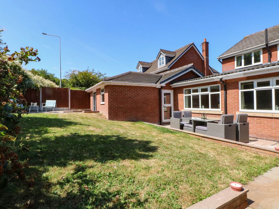 A garden with a house and seating area at The Ferns in Kirkham