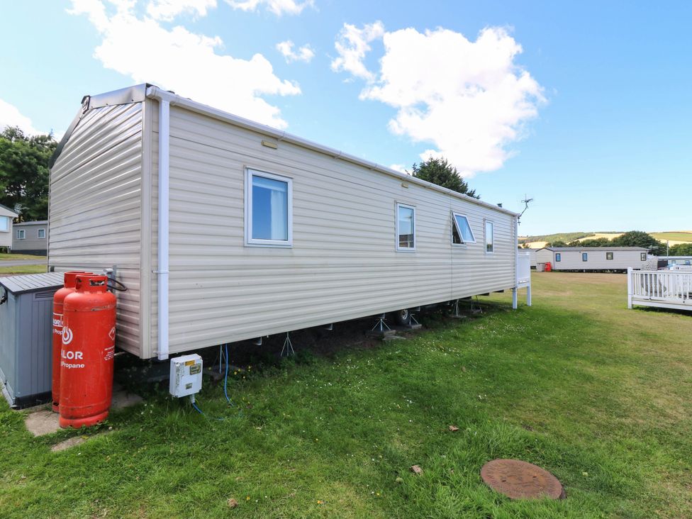 A caravan with a gas cylinder at Rowan View 251