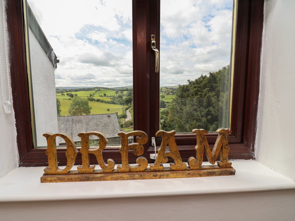 A window with a sign reading DREAM at Tenandeleven Cottage Denbigh