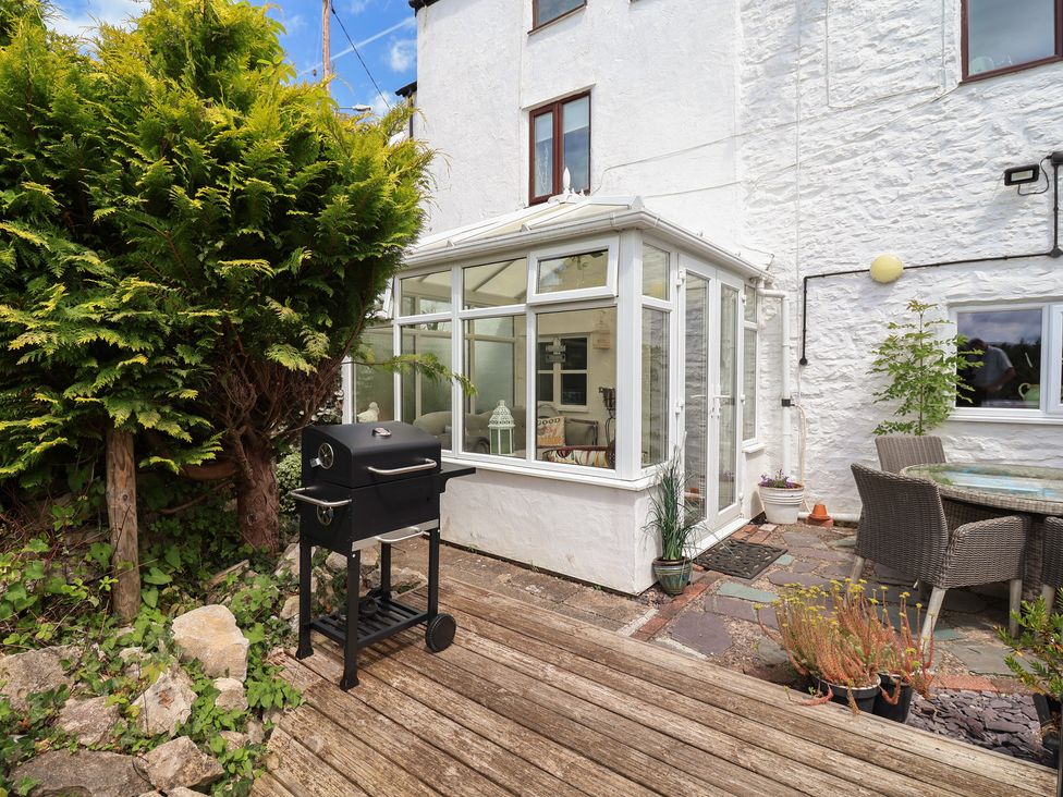 A garden with a grill and plants at Tenandeleven Cottage in Denbigh