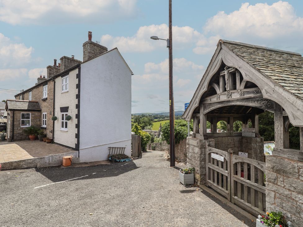 An outdoor view of a house and garden at Tenandeleven Cottage in Denbigh