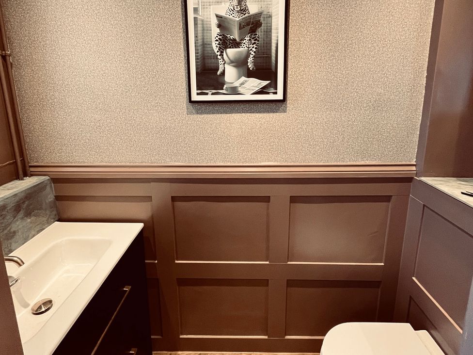 A bathroom with sink and toilet at Horseshoe Cottage Macclesfield