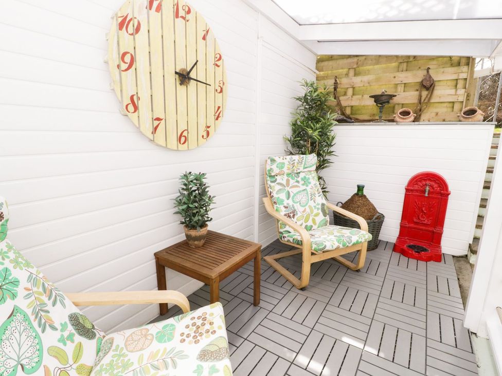 A snug area with chairs and a table at The Hideaways Tyn-y-Gongl