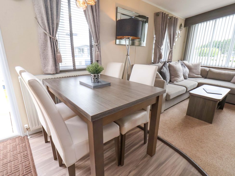 A dining area with a table and chairs at Finch 66 in Scarborough