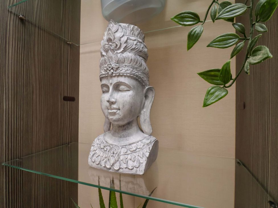 A bust on a glass shelf in a living room at Finch 66 in Scarborough