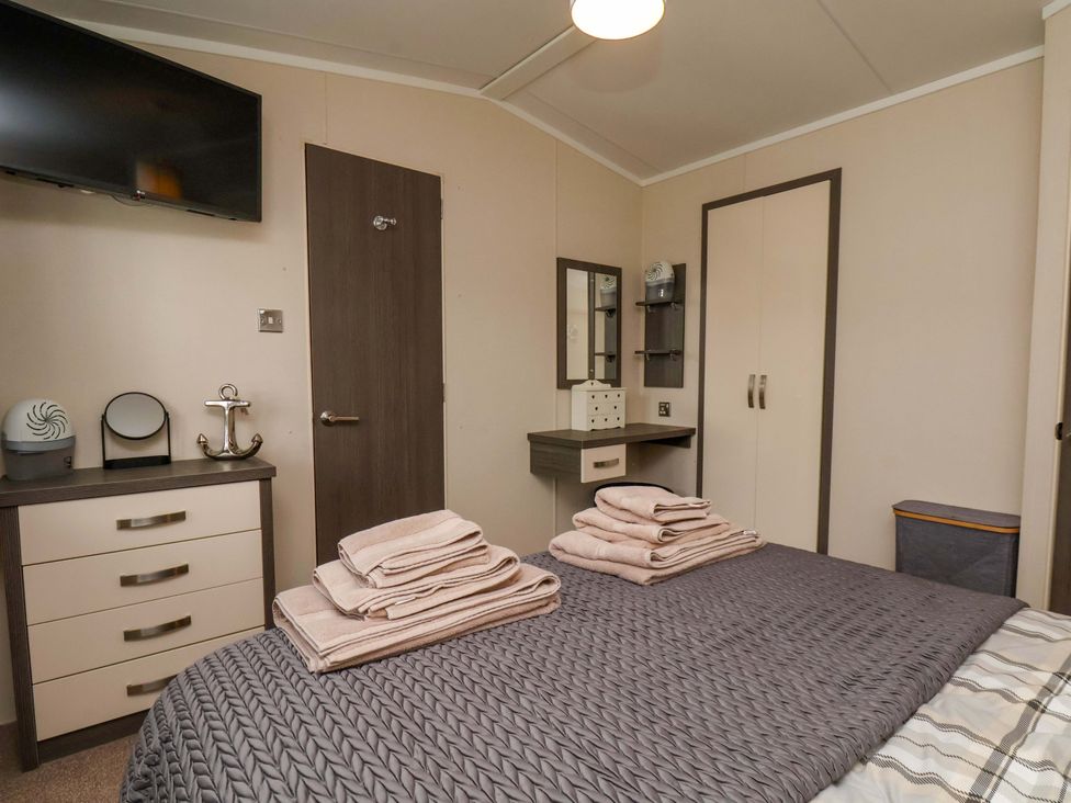 A bedroom with towels on the bed at Finch 66 in Scarborough