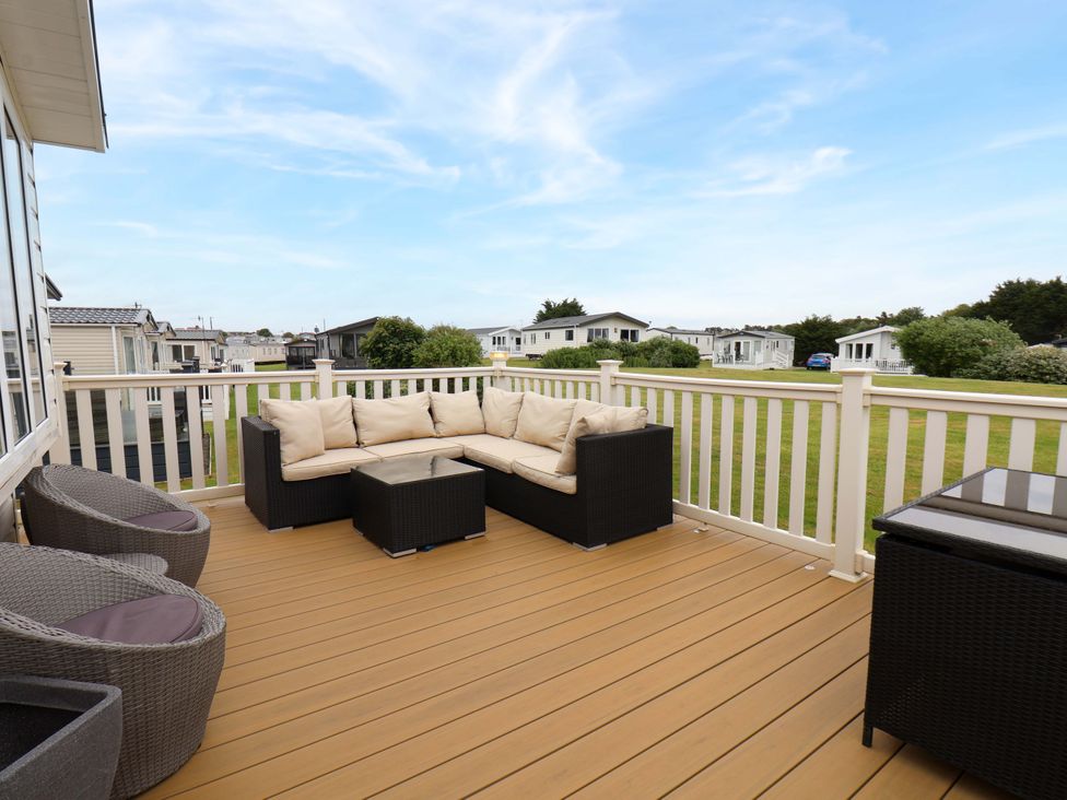 A deck with seating area at Finch 66 in Scarborough