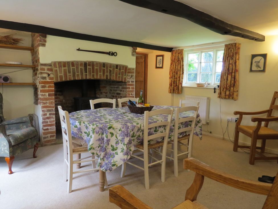 A dining room with a table and chairs at Little Owl in High Cross near Petersfield