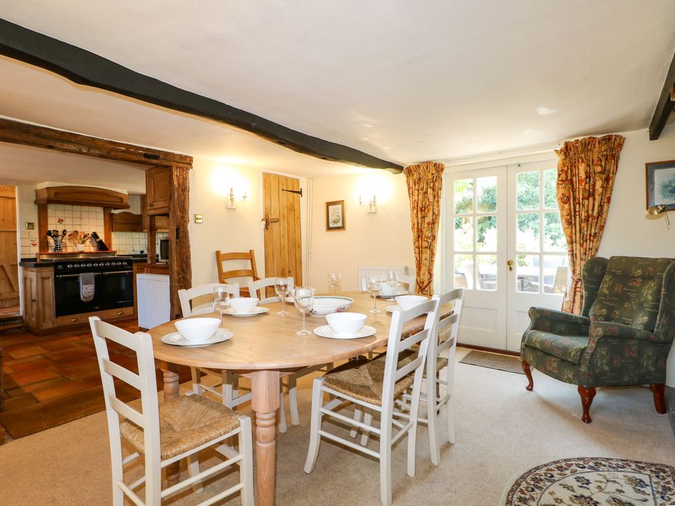 A dining room with a table and chairs at Little Owl in High Cross near Petersfield