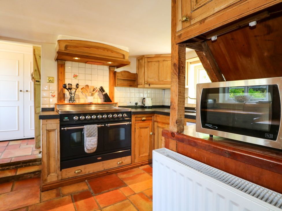 A kitchen with oven and microwave at Little Owl in High Cross near Petersfield