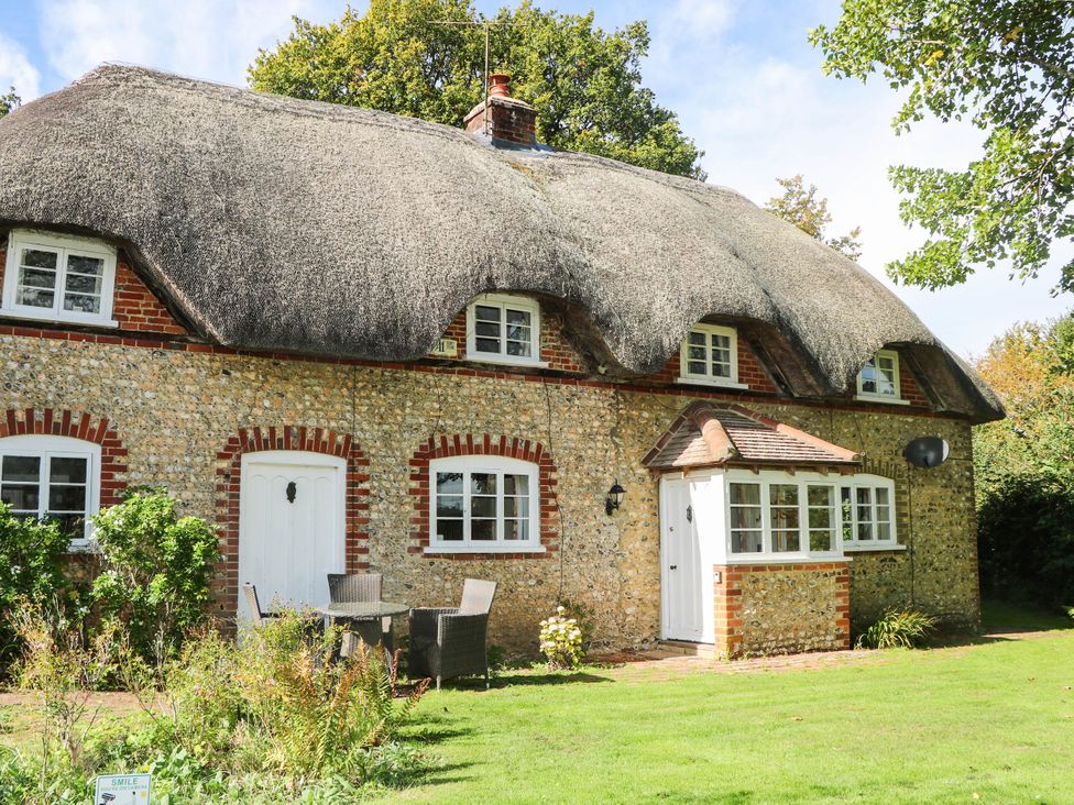A cottage with a thatched roof and garden at Little Owl in High Cross near Petersfield