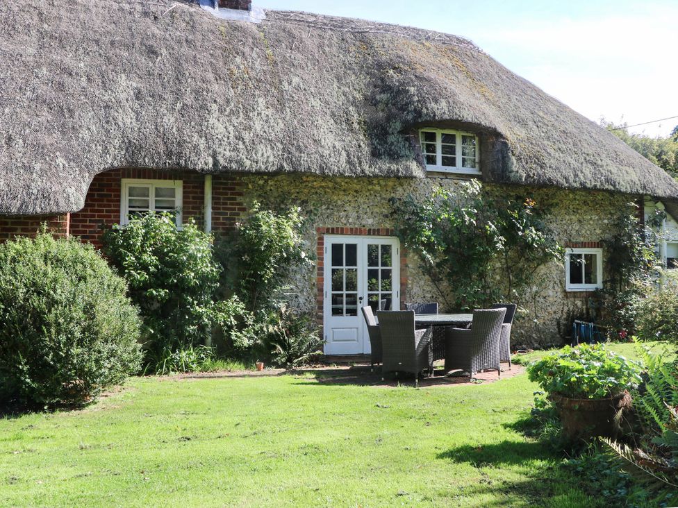 An outdoor area with garden table and chairs at Little Owl in High Cross near Petersfield