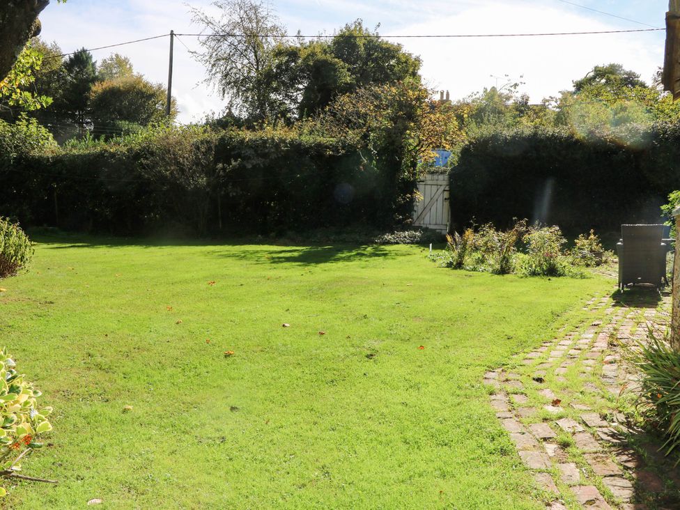 A garden area with grass and a pathway at Little Owl in High Cross near Petersfield